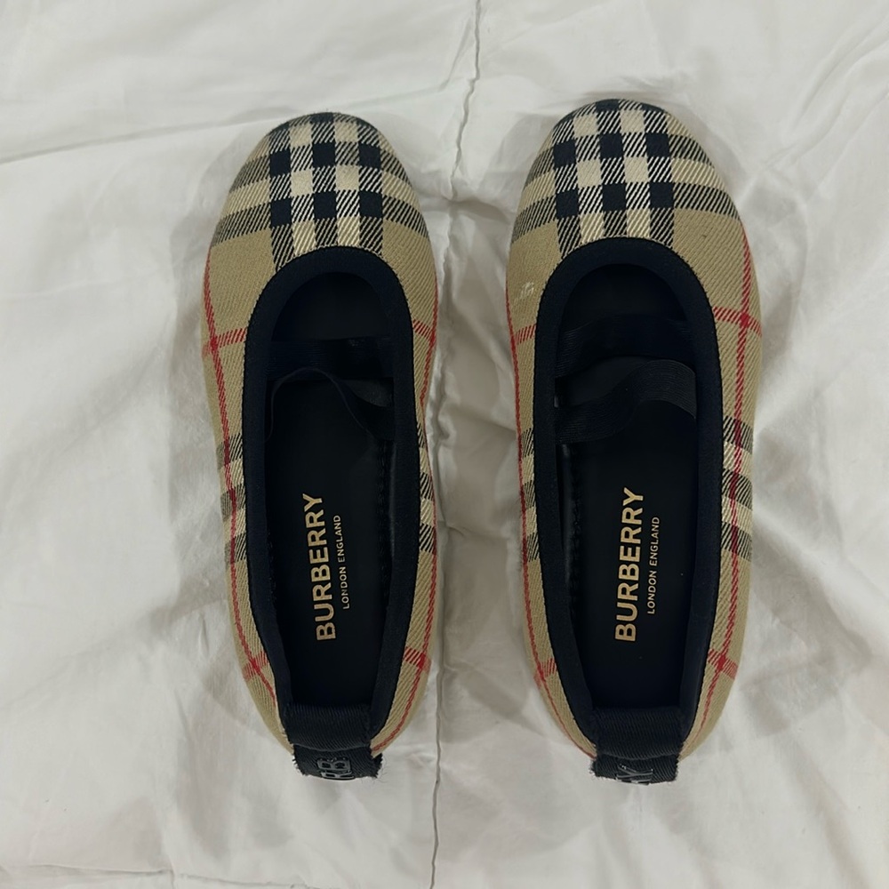 Burberry girl bailarina shoes